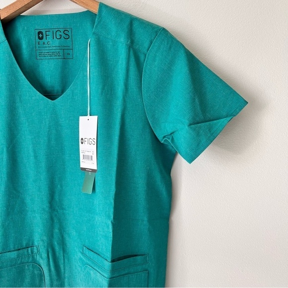 FIGS E.A.C. Lekei Utility Scrub Top - Picture 4 of 10